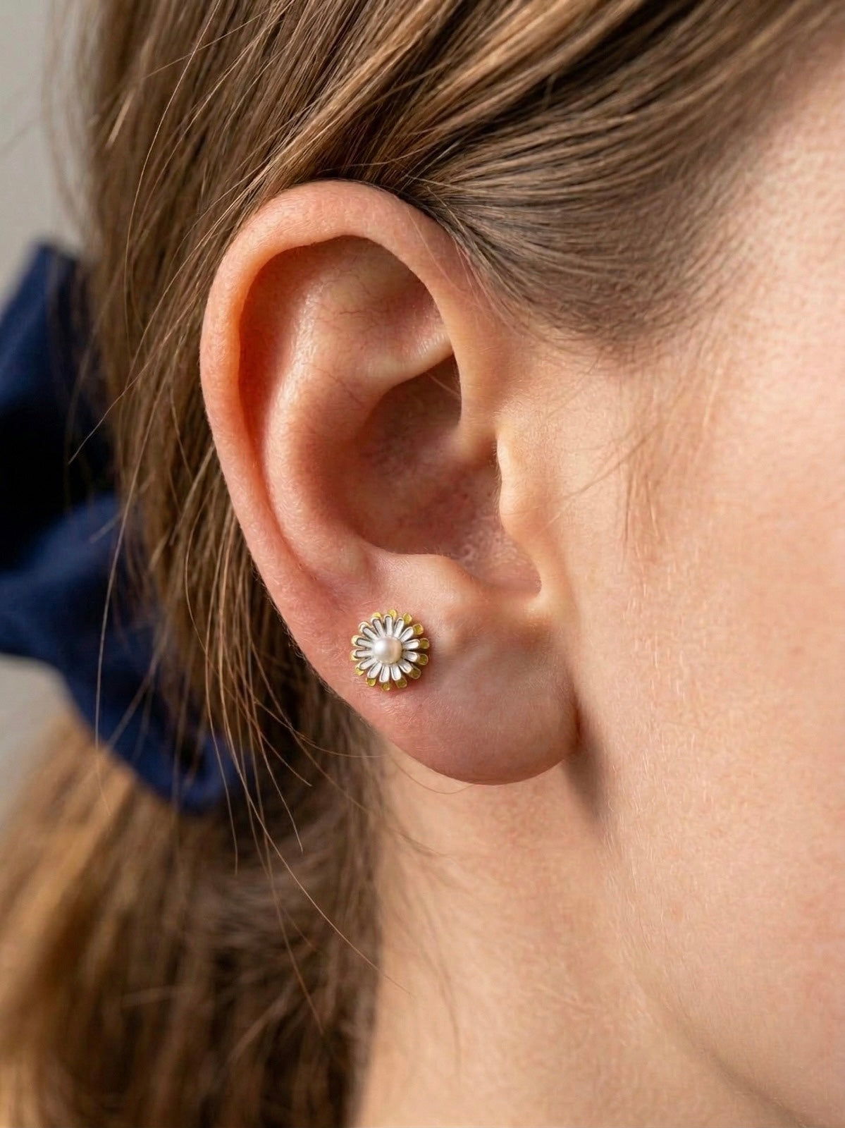 Elegant Daisy Design Silver Earrings