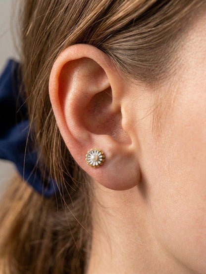 Elegant Daisy Design Silver Earrings