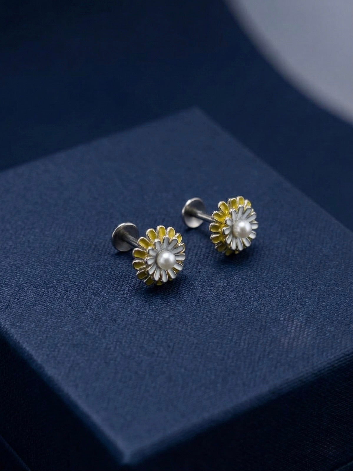 Elegant Daisy Design Silver Earrings