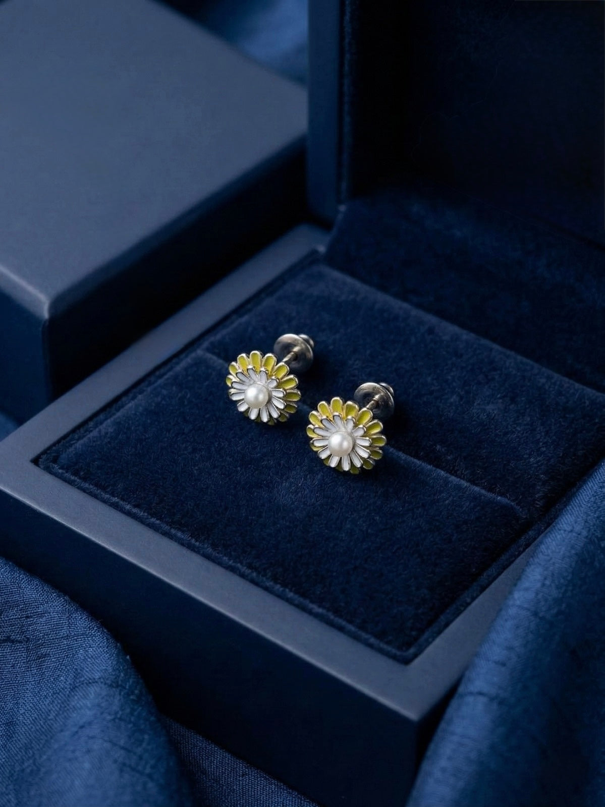 Elegant Daisy Design Silver Earrings